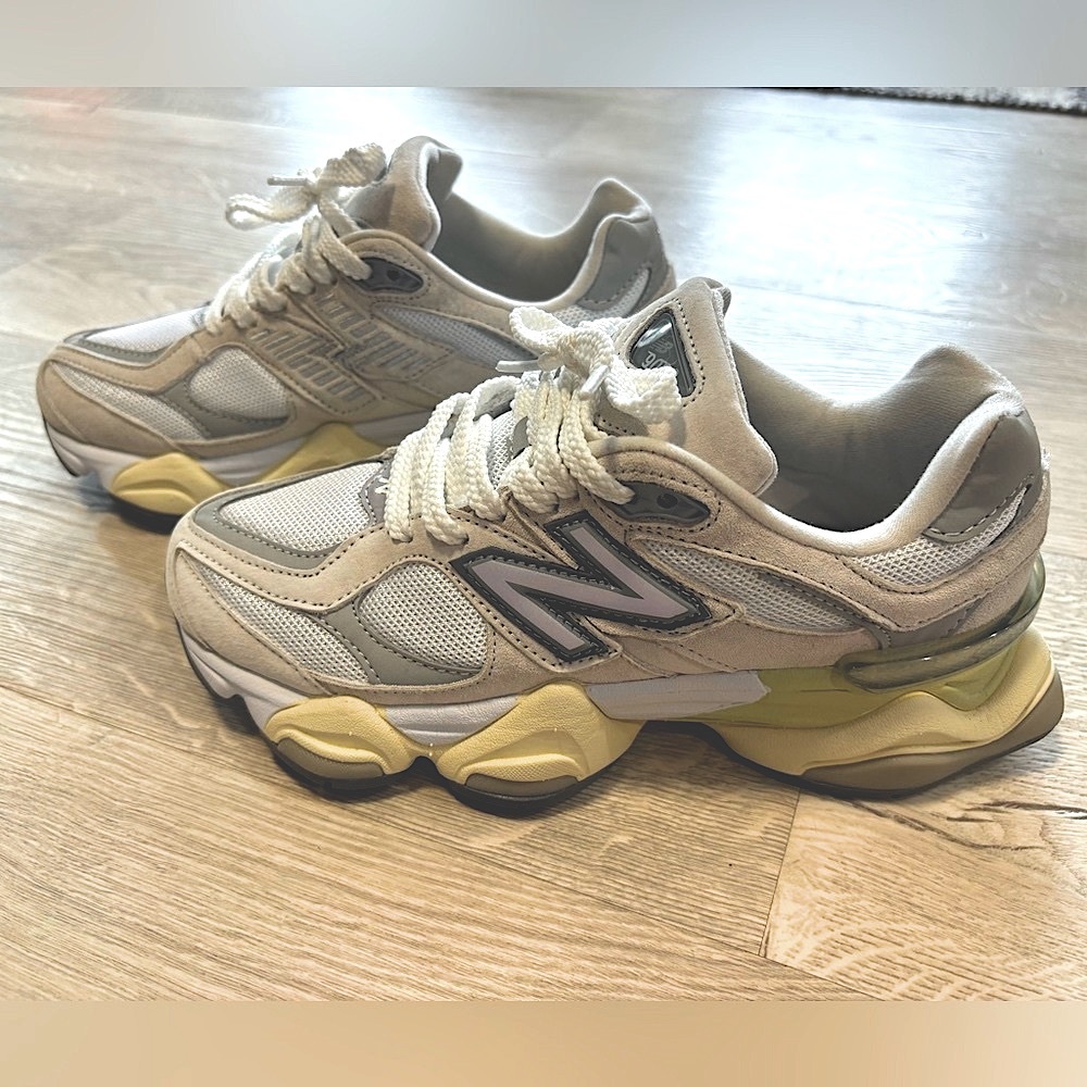 New Balance 9060 size 6 1/2 unisex athletic shoes LIKE NEW!